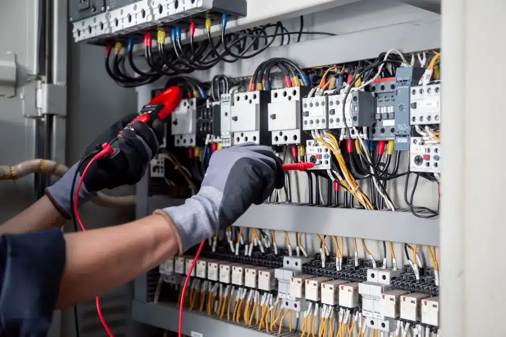 Pomiar obwodów i zabezpieczeń w rozdzielnicy elektrycznej