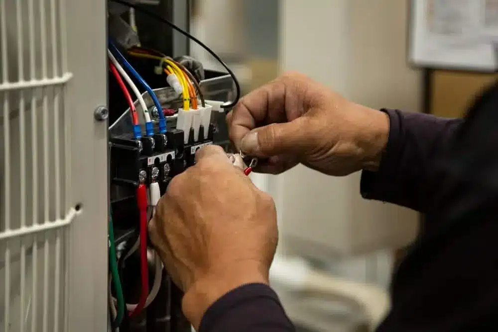 Precyzyjne podłączanie przewodów w listwach zaciskowych aparatury elektrycznej