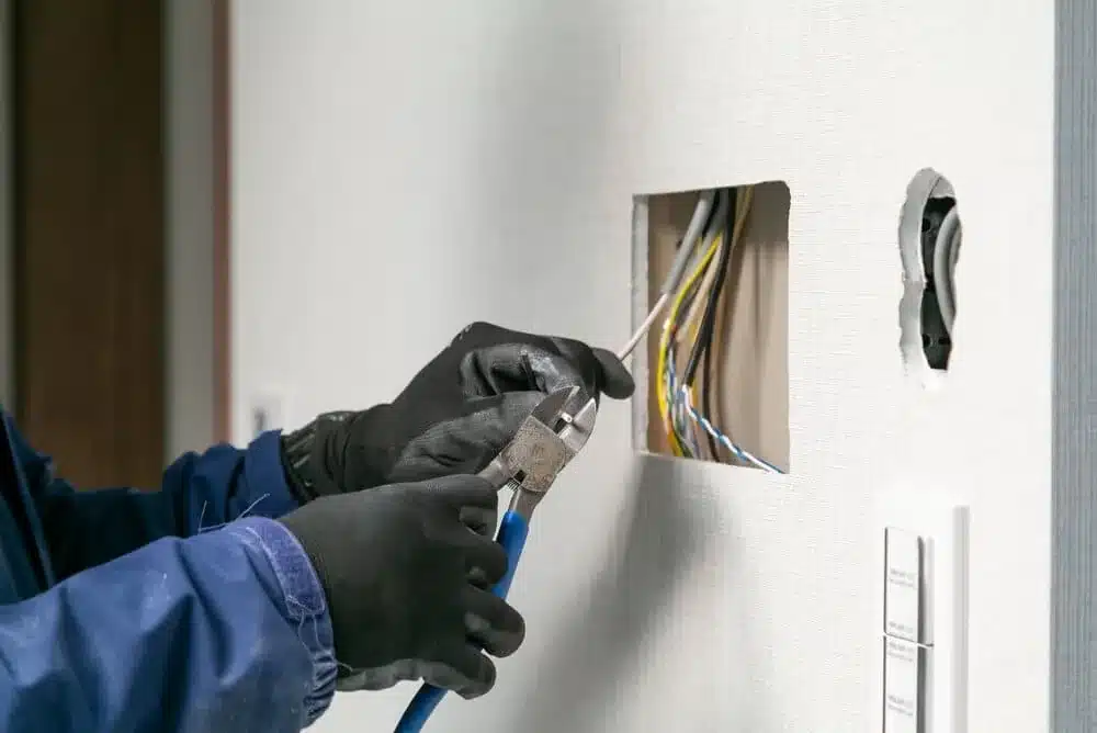 Obróbka końcówek przewodów elektrycznych w puszce ściennej przed montażem włącznika