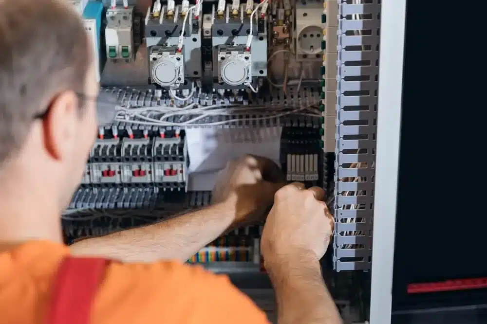 Prace serwisowe przy stycznikach i zabezpieczeniach wewnątrz rozdzielnicy elektrycznej